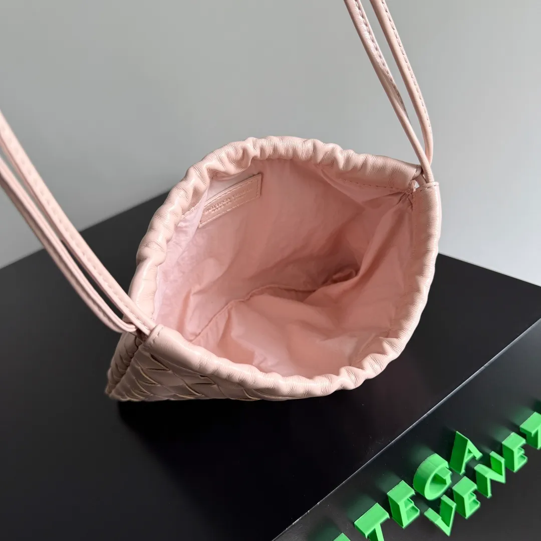 Batch 1400 BOTTEGA VENETA DUSTBAG mini size is officially launched📣📣. It still continues the classic weaving process. The lazy and casual feeling presented by the drawstring pockets is not too suitable for summer. The small back body is light and convenient. It is enough to carry lipstick and tissues when going out every day. It is not easy to make mistakes with any clothes. The shoulder strap has a buckle and pull-out design, which can be adjusted to unlock multiple carrying methods. Style number: 816987 Size: 21*16.6*1cm